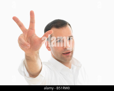 Porträt des Mannes hält drei Finger Stockfoto