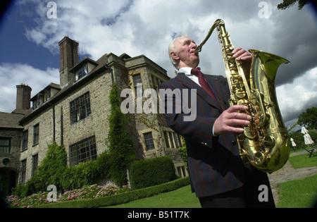 Der Brecon Jazz Festival 2001 bei Llangoed Hall Saxophonist Ralph Smith spielt für die Bewohner in der Groundsof das Hotel 10. August 2001 Stockfoto