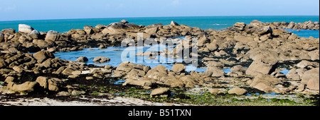 Felsen am Strand im Finistère in der Bretagne in Frankreich Stockfoto