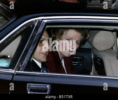 Margaret Thatcher Nr. 10 Downing Street zu verlassen, denn das letzte Mal im Jahre 1990 Y2K-Politik nach dem Winter der Unzufriedenheit, die Jim Callaghan s Labour-Regierung in die Knie gebracht Margaret Thatcher wurde Großbritannien s erste Premierministerin in 1979 und ergriffen den 80er Jahren mit einer Eisernen Lady s Faust Thatcherismus brach aus den Jahren der Post Krieg Einheitsregierung bietet Fülle machen Möglichkeiten für einige aber viele in der Kälte zu verlassen, wie der Sozialstaat zurück geschnitten wurde verstaatlichte Industrien verkauft und die Gewerkschaften von 1990 Spaltung zerkleinert, über Europa Umfrage Steuerreformen und private Stockfoto