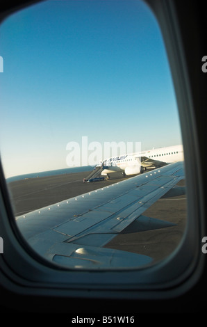 Blick auf die ungarische Fluggesellschaft Malev Fläche durch ein anderes Flugzeugfenster am Heraklion Flughafen Kreta Griechenland September 2008 Stockfoto