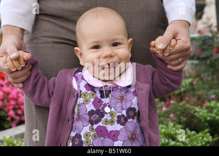 kleines Mädchen lernt laufen Stockfoto