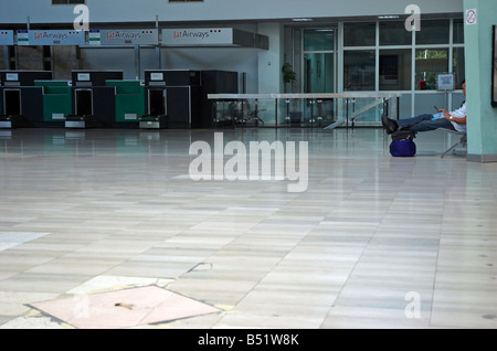 Ein Passagier sitzt in Flughafen-Lounge am Flughafen Nikola Tesla Belgrad Serbien 2008 Stockfoto