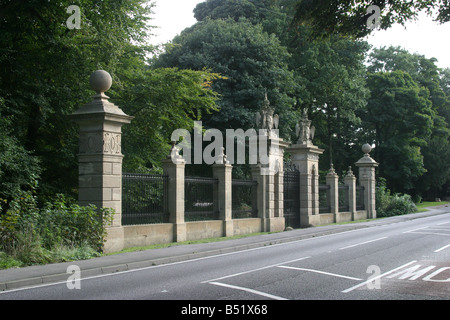 Die westlichen Tore gebaut in 1734The Haus und Überreste der Abtei betrachtet aus dem Garten Stockfoto