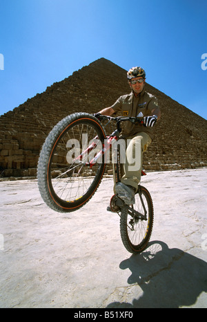 World Champion Mountainbiker Hans Rey Reiten an den Pyramiden Gizeh Plateau Kairo-Ägypten Stockfoto