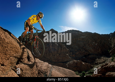 World Champion Mountain Biker Hans Rey Reiten auf Elijahs Becken, Mt. Sinai, Ägypten Stockfoto