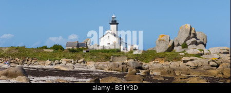 Leuchtturm an der Küste zwischen Felsen im Finistère in der Bretagne in Frankreich Stockfoto