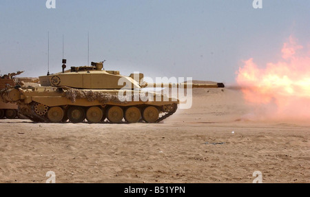 Irak-Krieg 2003 16 3 2003 des Challenger 2 Tank Feuern scharfer Munition in der Wüste zwei Wüste Ratte-Panzer-Besatzung wurden getötet, als sie auf abgefeuert wurden, von Kameraden in ein weiterer britischer Panzer im Irak früh gestern Dienstag die vier Mann starke Besatzung der Challenger II Tank, in einem Kampf mit irakischen verschlossen waren Kuwait Kräfte westlich von Basra, wenn sie versehentlich durch ein weiteres Challenger A Tankfüllung Runde gezielt wurden getötet, zwei von den vier Mann Besatzung der die beiden anderen wurden schwer verletzt und wurden in der Behandlung in einem militärischen Krankenhaus gestern Abend Stockfoto