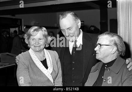 Jährliche Ulster Unionist Party Konferenz Omagh Oktober 80 Herr Enoch Powell mit Partei Arbeiter Frau A Drury an der Ulster Unionist Party Conference in Omagh andere Person auf dem Bild ist nicht identifizierten Delegierten auf der offiziellen Unionist-Konferenz beschloss Schock zu werfen, einen Antrag auf die Wirtschaft sie den Rat von South Down MP Enoch Powell Weby Mirrorpix usw. Stockfoto