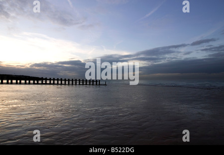 Sandstrand bei Sonnenuntergang in der Nähe von Margate Kent UK Stockfoto