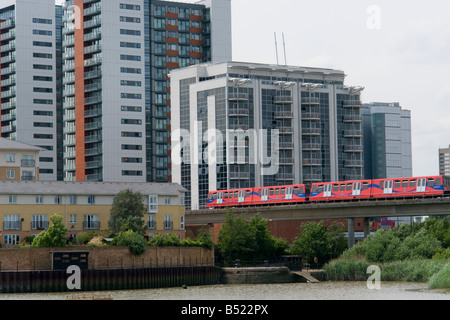 Blackwall East London mit einer DLR - Zug der Docklands Light Railway Stockfoto