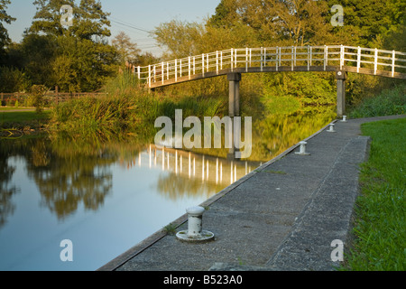 Fußgängerbrücke am Southcote Verriegelung auf der Kennet und Avon Kanal bei Southcote-Reading Berkshire Uk Stockfoto