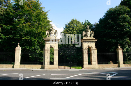 Die westlichen Tore gebaut in 1734The Haus und Überreste der Abtei betrachtet aus dem Garten Stockfoto