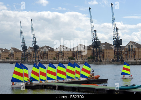 Kinder lernen die Grundlagen des Segelns am Wassersportzentrum am Royal Victoria Dock - East London - UK Stockfoto