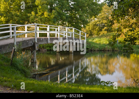 Fußgängerbrücke über den Fluß Kennet Southcote Mill in der Nähe von Reading Berkshire Uk Stockfoto