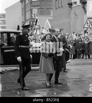 Königin Elizabeth ll Feb 1980 und der Herzog von Edinburgh und Duke of Edinburgh ankommen im Elmsleigh Shopping Centre in Staines Mirrorpix Stockfoto