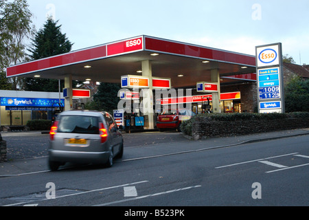 Esso Benzin Kraftstoff Garage Bahnhofsvorplatz in der Abenddämmerung mit Auto betreten, um Benzin zu kaufen Stockfoto