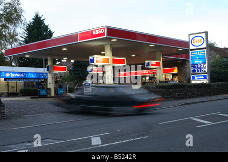 Esso Benzin Kraftstoff Garage Bahnhofsvorplatz in der Abenddämmerung mit Auto betreten, um Benzin zu kaufen Stockfoto