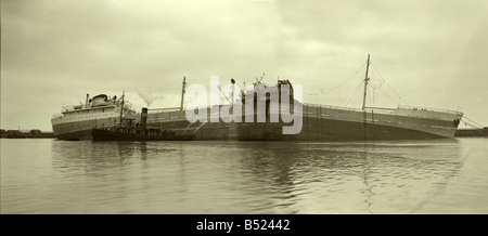 Die Öl-Tanker Atlantic Herzogin explodiert, während in Swansea Docks Februar 1951 fünf Körper zurückgewonnen aus Trümmern des leeren 12 000 Tonne Tanker Atlantic Herzogin, die durch eine doppelte Explosion wurde entkernt und Feuer sieben Männer, darunter der Kapitän und ein Relief-Kapitän sind in Swansea General Hospital und weitere 24 Überlebende sind an die Seeleute nach Hause zu zerren und hält einen kontinuierlichen Strom von Wasser auf Schiff, um es kühl zu halten, während Feuerwehrleute durch Kampf Trümmer, die auf der Suche nach vermissten Männern 3 2 1951 Foto Arthur Asides B557 Stockfoto