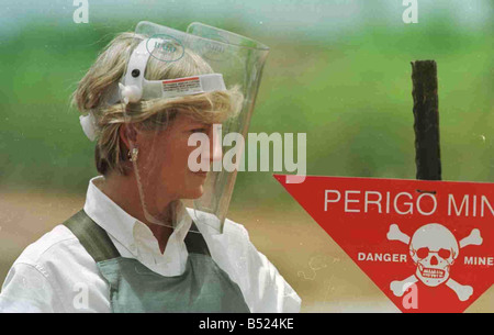 Prinzessin Diana besucht die Minenfelder in Haumbo Angola während ihrer Reise, markieren Sie die Danagers von Landminen und unterstützen die Rotkreuz-Kampagne für ein weltweites Verbot von Prinzessin Diana besucht Landminenopfer in der orthopädischen Zentrum in Ruanda Angola Krieg Konflikt Angola Bürgerkrieg Body Armour Visier Warnung Zeichen Royalty Prinzessin Diana Princess of Wales Charity Januar 1997 der 1990er Jahre Mirrorpix kgavin1004 vanityfair0507 Stockfoto