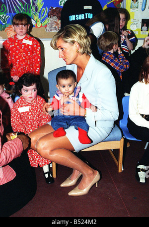 Prinzessin Diana am Brompton Hospital, wo sie gab es zu unterstreichen, dass es Mukoviszidose Woche sah sie gegerbt war, wie sie gerade von einem Urlaub in Barbuda sie abgebildet ist hatte, tragen ein powder blue Versace, Anzug vanityfair0507 Stockfoto