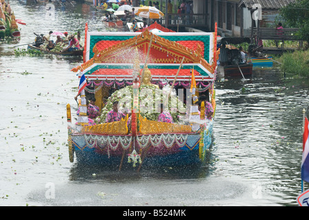 Die schwimmenden Buddha-Statue in Lotusblüten auf dekorierten Kahn bei der Parade anlässlich Rap Bua in Bang Plee abgedeckt Stockfoto