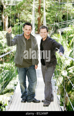 Ich m A Celebrity Get Me Out Of Here November 2004 Ameise und Dez auf der Brücke der Set Gold Coast Australia Stockfoto