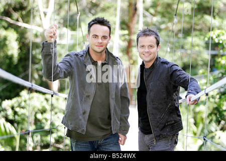 Ich m A Celebrity Get Me Out Of Here November 2004 Ameise und Dez auf der Brücke der Set Gold Coast Australia Stockfoto