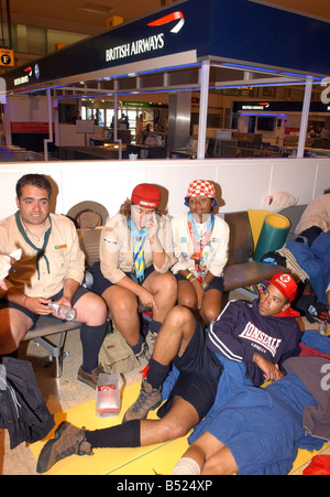 Portugiesische Pfadfinder auf dem Weg nach Lissabon sind gefangen in dem Flug-Chaos am Heathrow Terminal 1 während Personal Proteste nach den umstrittenen Entlassungen am Flughafen August 2005 Stockfoto