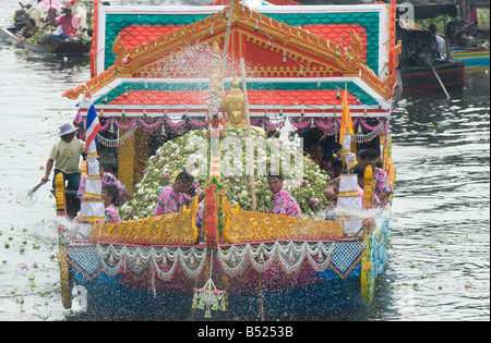 Die schwimmenden Buddha-Statue in Lotusblüten auf dekorierten Kahn bei der Parade anlässlich Rap Bua in Bang Plee abgedeckt Stockfoto