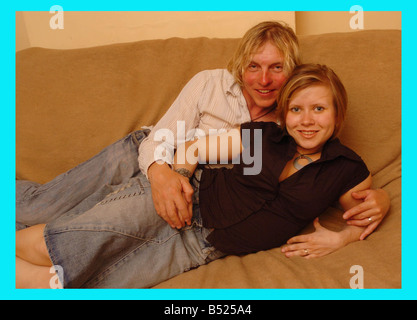 TONY 42 UND LARISA 22 CAPLIN SIND MITEINANDER VERHEIRATET, 3 MAL IM NOV 2005 HEIRATETEN DIE BEIDEN Stockfoto