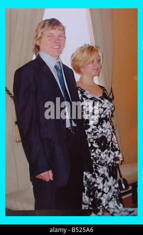 TONY 42 UND LARISA 22 CAPLIN GEHEIRATET HABEN EINANDER 3 MAL HEIRATETEN DIE BEIDEN IM NOVEMBER 2005 SAMMELT DER ERSTEN HOCHZEIT STANDESAMT CANTERBURY 7. NOVEMBER 2005 Stockfoto