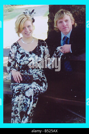 TONY 42 UND LARISA 22 CAPLIN GEHEIRATET HABEN EINANDER 3 MAL HEIRATETEN DIE BEIDEN IM NOVEMBER 2005 SAMMELT DER ERSTEN HOCHZEIT STANDESAMT CANTERBURY 7. NOVEMBER 2005 Stockfoto