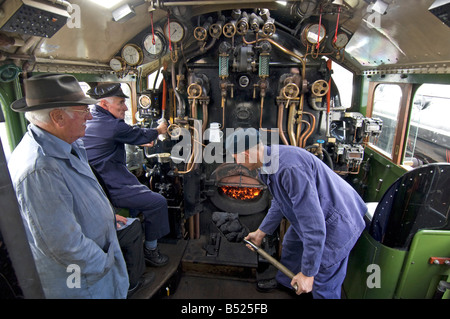 In der Kabine ein A1 Peppercorn Klasse Pacific Dampflok ist der Zug 60163 Tornado auf der Great Central Railway. Stockfoto