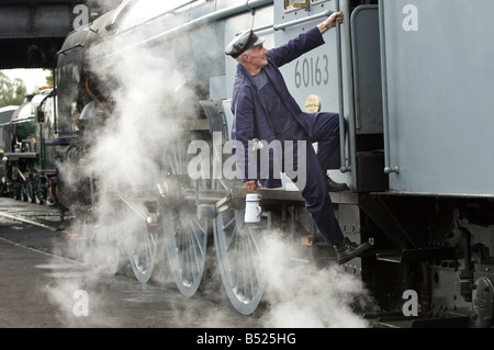 Ein Dampfmaschine Fahrer steigt in seine Kabine. Der Zug ist 60163 Tornado auf der Great Central Railway. Stockfoto