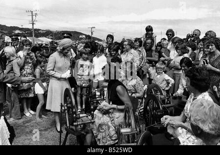 Königin Elizabeth II besucht 1977 Silver Jubilee New Zealand Queen Elizabeth II Uhren eine Ausstellung der lokalen Spinnerei in Christchurch Neuseeland Stockfoto