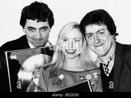 Griff Rhys Jones mit anderen Komiker Rowan Atkinson und Pamela Stephenson Erhalt Platin Platten Kennzeichnung der 300. 000ste Kopie der Not The Nine O Clock News album Stockfoto