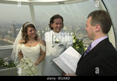 Simon Stapleton 31. Mai 2001 und Dawn Bottomley 26, die heute in die erste jemals British Airways London Eye Hochzeit mit Kanzler Richard Edwards verheiratet Stockfoto