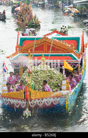 Die schwimmenden Buddha-Statue in Lotusblüten auf dekorierten Kahn bei der Parade anlässlich Rap Bua in Bang Plee abgedeckt Stockfoto