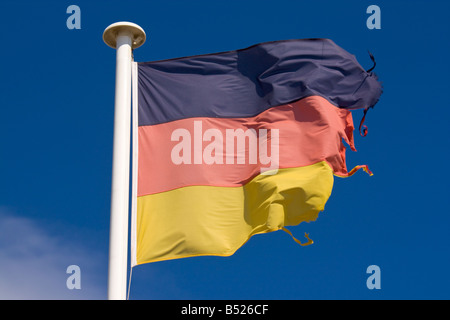 Eine zerrissene deutsche Flagge Wellen im wind Stockfoto