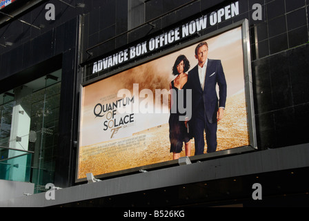 Plakatwerbung des James Bond Films Quantum of Solace außerhalb Londons West End Kino Stockfoto