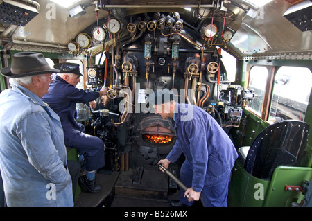 In der Kabine ein A1 Peppercorn Klasse Pacific Dampflok ist der Zug 60163 Tornado auf der Great Central Railway. Stockfoto