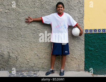 Ein kleiner Junge spielt in einer Straße in Ajijic Mexiko Stockfoto