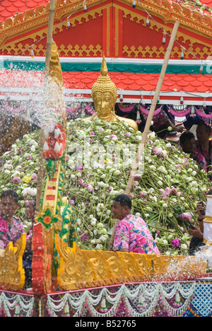 Die schwimmenden Buddha-Statue in Lotusblüten auf dekorierten Kahn bei der Parade anlässlich Rap Bua in Bang Plee abgedeckt Stockfoto