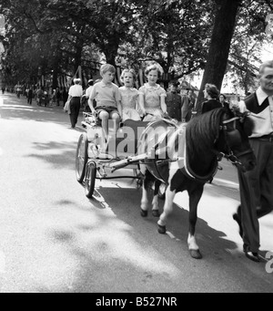 Dänische Prinzessinnen mit Miss Mary Norden und Prinz Richard von Gloucester, Battersea Lustgärten. Prinzessin Benedicte und Anne - Marie. Juni 1952 C3193-001 Stockfoto