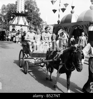 Dänische Prinzessinnen Benedicte und Anne - Marie mit Miss Mary Norden und Prinz Richard von Gloucester, Battersea Lustgärten. Stockfoto