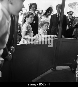 Dänische Prinzessinnen Benedicte und Anne - Marie mit Miss Mary Norden und Prinz Richard von Gloucester, Battersea Lustgärten. Stockfoto