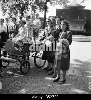 Dänische Prinzessinnen Benedicte und Anne - Marie mit Miss Mary Norden und Prinz Richard von Gloucester, Battersea Lustgärten. Stockfoto