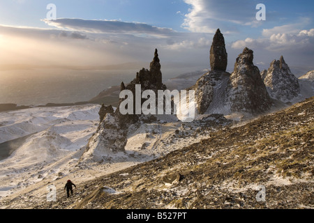 Schweren Winterwinden Teig ein Kletterer und der Old Man of Storr Isle Of Skye Schottland Stockfoto