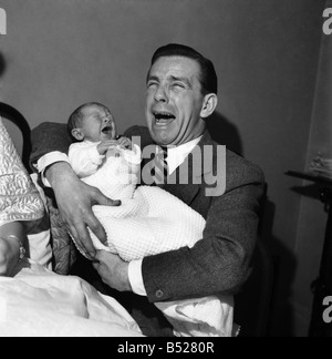 Norman Weisheit mit Baby Sohn Nicholas. März 1953 D1491-001 Stockfoto